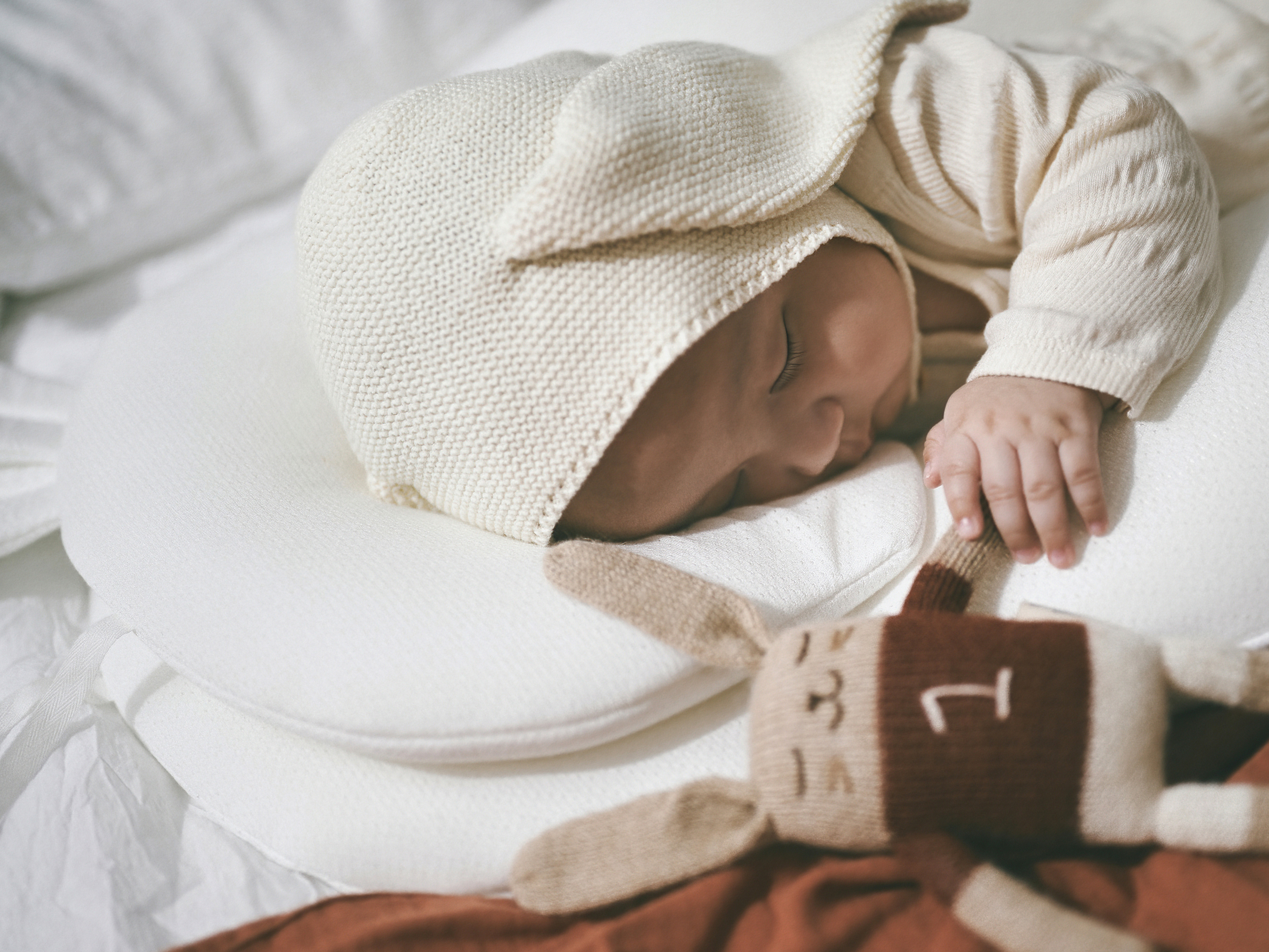 Head-to-the-side baby positioning pillow - Industrial Designers